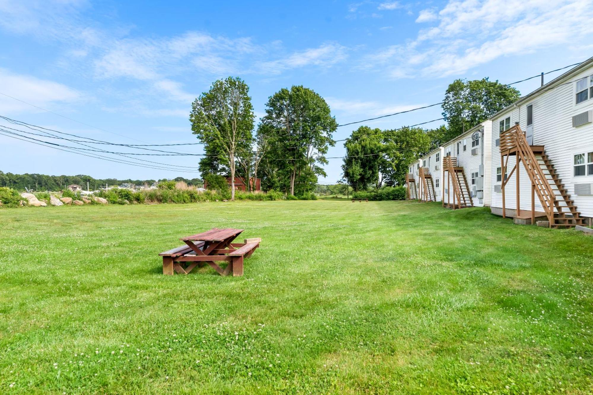 Americas Best Value Inn Stonington Mystic Bagian luar foto
