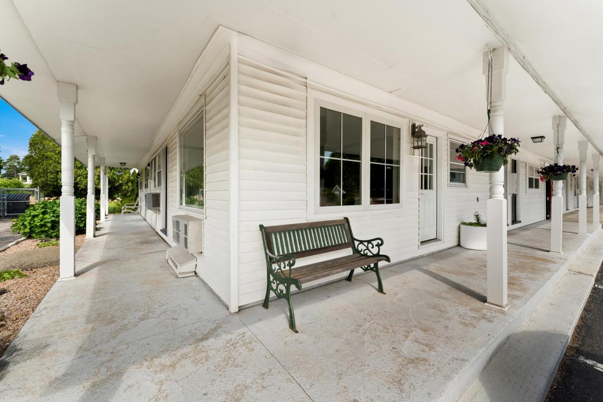 Americas Best Value Inn Stonington Mystic Bagian luar foto